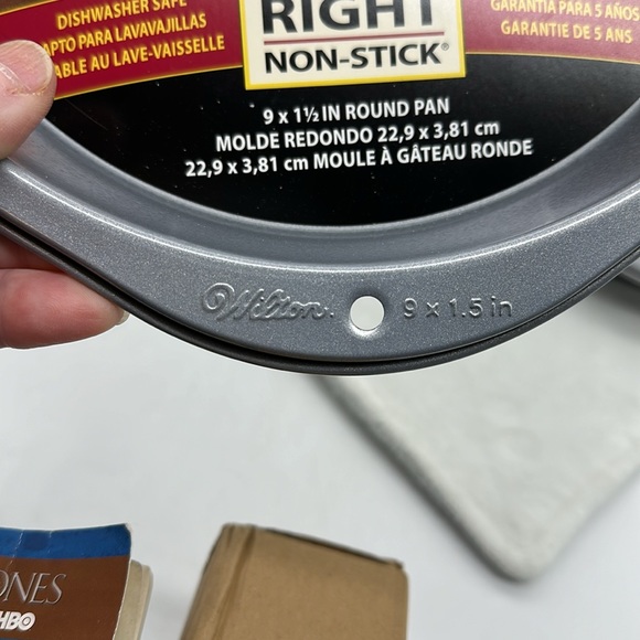 Wilton 9”x 1.5” Round Cake Pans-Non-Stick-2 Pans Set - Picture 4 of 6